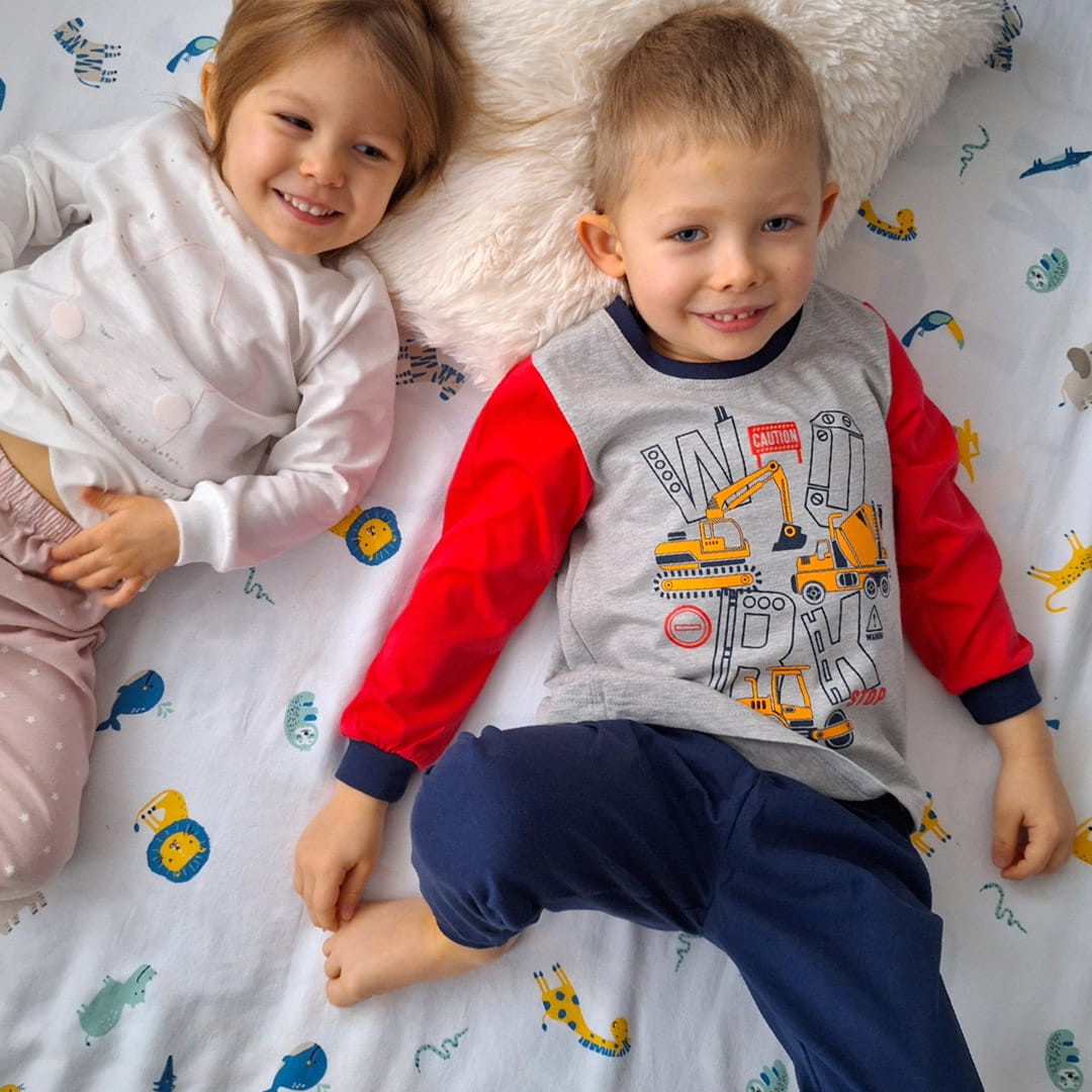 Piżama dla chłopca szaro-czerwona (9146-C2-szar-czer (2).jpg) - sklep z ubraniami Nosi Ci Się